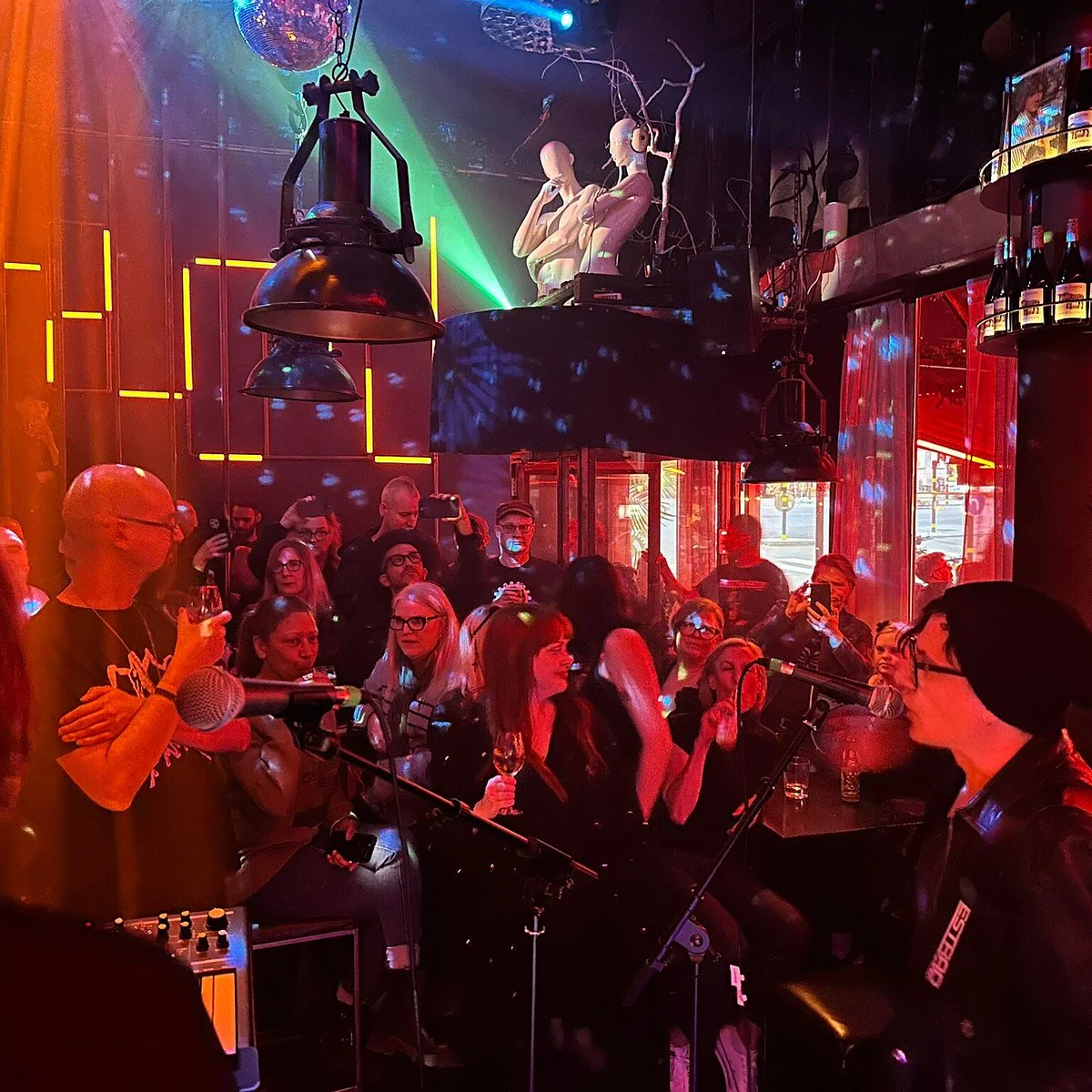 Liveframträdande i TIME Bars färgmättade klubbrum